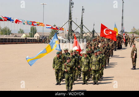 La délégation militaire suédoise en position marche avec d'autres participants délégation au cours de la cérémonie de clôture de l'exercice Combined Effort 2004, à Lager Aulenbach, Allemagne. Banque D'Images