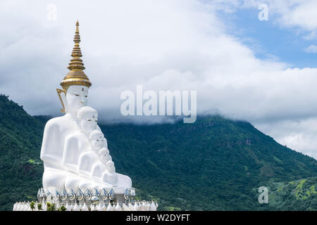 L'emblématique de hot-spots Wat Pha Kaew Sorn, monastère bouddhiste et temple de Khao Kho, Phetchabun, Thaïlande Banque D'Images