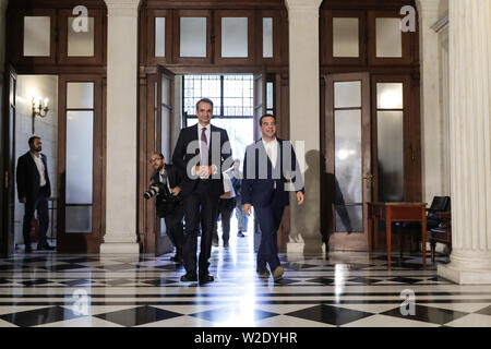 Athènes, Grèce. 8 juillet, 2019. Le premier ministre grec nouvellement élu Kyriakos Mitsotakis (L) marche avec l'ancien premier ministre Alexis Tsipras au Palais Maximou à Athènes, Grèce, le 8 juillet 2019. Kyriakos Mitsotakis, chef du parti conservateur Nouvelle démocratie de la Grèce, a prêté serment lundi comme nouveau premier ministre de la Grèce après avoir remporté le prix national du Dimanche des élections anticipées. Pour aller avec le chef conservateur Kyriakos Mitsotakis assermenté comme la Grèce de neuf heures. Le Lefteris Crédit : Partsalis/Xinhua/Alamy Live News Banque D'Images