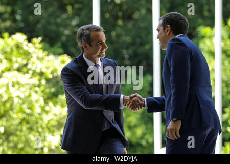 Athènes, Grèce. 8 juillet, 2019. L'ancien premier ministre grec Alexis Tsipras (R) accueille le premier ministre grec nouvellement élu Kyriakos Mitsotakis, chef du parti conservateur Nouvelle démocratie de la Grèce des parties, à l'Maximos Mansion à Athènes, Grèce, le 8 juillet 2019. Kyriakos Mitsotakis, chef du parti conservateur Nouvelle démocratie de la Grèce, a prêté serment lundi comme nouveau premier ministre de la Grèce après avoir remporté le prix national du Dimanche des élections anticipées. Pour aller avec le chef conservateur Kyriakos Mitsotakis assermenté comme la Grèce de neuf heures. Le Lefteris Crédit : Partsalis/Xinhua/Alamy Live News Banque D'Images