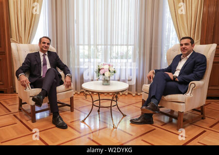 Athènes, Grèce. 8 juillet, 2019. L'ancien premier ministre grec Alexis Tsipras (R) est vu avec le premier ministre nouvellement élu Kyriakos Mitsotakis (L), chef du parti conservateur Nouvelle démocratie de la Grèce des parties, à l'Maximos Mansion à Athènes, Grèce, le 8 juillet 2019. Kyriakos Mitsotakis, chef du parti conservateur Nouvelle démocratie de la Grèce, a prêté serment lundi comme nouveau premier ministre de la Grèce après avoir remporté le prix national du Dimanche des élections anticipées. Pour aller avec le chef conservateur Kyriakos Mitsotakis assermenté comme la Grèce de neuf heures. Le Lefteris Crédit : Partsalis/Xinhua/Alamy Live News Banque D'Images