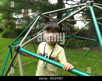 Caméra à l'intérieur de garçon de jeu Banque D'Images