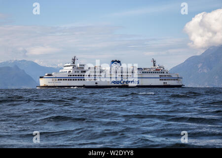 West Vancouver, Colombie-Britannique, Canada - 21 Avril 2019 : La vue de la perspective de l'eau Bateau de BC Ferries quittant le terminal Horseshoe Bay durin Banque D'Images