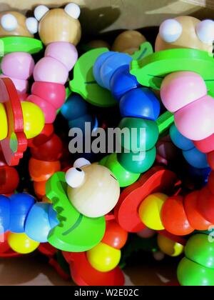 De petits vers fabriqués à partir de perles en bois. Les jouets pour enfants. Banque D'Images