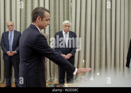 Athènes, Grèce. 8 juillet, 2019. Kyriakos Mitsotakis prend son serment religieux dans une cérémonie présidée par l'Église chrétienne orthodoxe l'archevêque Ieronymos d'Athènes et de toute la Grèce à Athènes, Grèce, le 8 juillet 2019. Kyriakos Mitsotakis, chef du parti conservateur Nouvelle démocratie de la Grèce, a prêté serment lundi comme nouveau premier ministre de la Grèce après avoir remporté le prix national du Dimanche des élections anticipées. Le Lefteris Crédit : Partsalis/Xinhua/Alamy Live News Banque D'Images