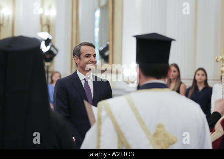 Athènes, Grèce. 8 juillet, 2019. Kyriakos Mitsotakis prend son serment religieux dans une cérémonie présidée par l'Église chrétienne orthodoxe l'archevêque Ieronymos d'Athènes et de toute la Grèce à Athènes, Grèce, le 8 juillet 2019. Kyriakos Mitsotakis, chef du parti conservateur Nouvelle démocratie de la Grèce, a prêté serment lundi comme nouveau premier ministre de la Grèce après avoir remporté le prix national du Dimanche des élections anticipées. Le Lefteris Crédit : Partsalis/Xinhua/Alamy Live News Banque D'Images