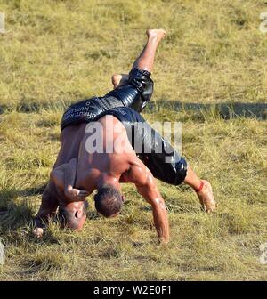 Ankara, Turquie. 7 juillet, 2019. Lors de la traditionnelle concurrence lutteurs Huile Kirkpinar Wrestling Festival à Edirne, Turquie, le 7 juillet 2019. L'huile de Kirkpinar Turquie Wrestling Festival est un sport traditionnel vieux de plusieurs siècles, de l'événement dans lequel les sportifs couverts avec de l'huile d'olive en compétition pour gagner un prestigieux golden belt. Pour aller avec : la Turquie entreprend de grands huile traditionnel tournoi de lutte. Credit : Ihlas News Agency/Xinhua/Alamy Live News Banque D'Images