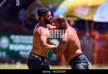 Ankara, Turquie. 7 juillet, 2019. Lors de la traditionnelle concurrence lutteurs Huile Kirkpinar Wrestling Festival à Edirne, Turquie, le 7 juillet 2019. L'huile de Kirkpinar Turquie Wrestling Festival est un sport traditionnel vieux de plusieurs siècles, de l'événement dans lequel les sportifs couverts avec de l'huile d'olive en compétition pour gagner un prestigieux golden belt. Pour aller avec : la Turquie entreprend de grands huile traditionnel tournoi de lutte. Credit : Ihlas News Agency/Xinhua/Alamy Live News Banque D'Images