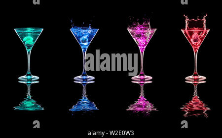Lumineux multicolores dans des verres cocktails sur fond noir avec reflet Banque D'Images