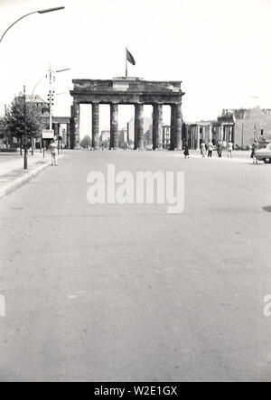 Vue de la porte de Brandebourg à Berlin, prises en 1955 Banque D'Images