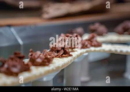 Céréales de flocons de maïs près couvrir avec le chocolat noir et organiser sur la tour waffle sky line. Banque D'Images