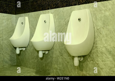 Dans les urinoirs toilettes sur le wall hanging in a row Banque D'Images