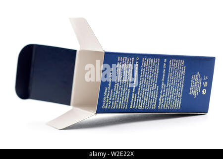 Boîte vide d'Estée Lauder double Wear Stay in place maquillage 30ml sur un fond blanc Banque D'Images