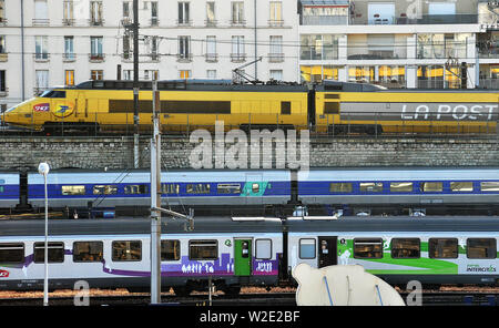 Le trafic des trains près de la gare de Lyon, Paris, France Banque D'Images