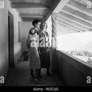 Eva Braun Collection (album 3) - Deux femmes standing fin des années 1930 ou au début des années 1940 Banque D'Images