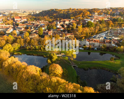 Vue aérienne de la ville de Vilnius coup de Subaciaus vue sur le coucher du soleil d'automne. Trois petits étangs dans le parc de la ville capitale de la Lituanie. Banque D'Images