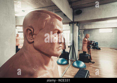 Des mannequins au sports hall vide de la boxe à la salle de sport Banque D'Images