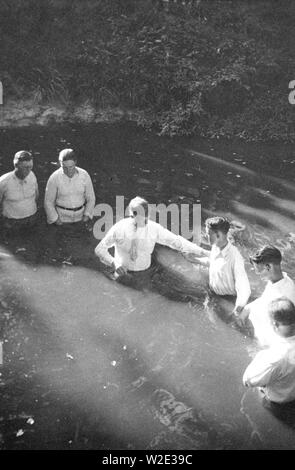 Baptême près de Mineola, New York ca. L'été 1935 Banque D'Images