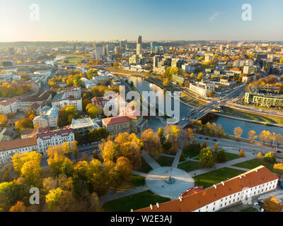 L'automne magnifique panorama de la vieille ville de Vilnius prises à partir de la colline de Gediminas. Belle journée d'octobre ensoleillée dans la capitale de la Lituanie. Banque D'Images