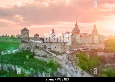 Vue sur le château à Kamianets-Podilskyi dans la soirée. L'Ukraine Banque D'Images