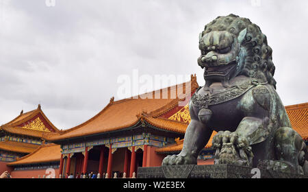 Statue d'un lion de bronze à l'intérieur de la cité interdite à Pékin, en Chine. Un ancien bâtiment historique célèbre. Banque D'Images