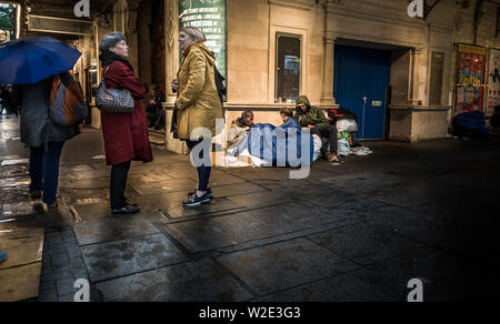 Londres, UK - 9 mai 2019 : les sans-abri dormant dans les rues du West End de Londres ignorés par les passants. Banque D'Images