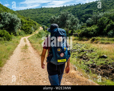 8 juin 2019 - Alvorge, AnsiÃ£o, Portugal - un pèlerin, marche le Camino portugais vers l'albegue dans la ville de Alvorge.Le Camino de Santiago (Chemin de Saint Jacques) est un vaste réseau de routes de pèlerinage antique s'étendant à travers l'Europe et de venir ensemble à la tombe de saint Jacques (Santiago en espagnol) à Santiago de Compostelle, dans le nord-ouest de l'Espagne. Chaque année, des milliers de personnes de diverses origines à pied le Chemin de Compostelle seuls ou en groupes organisés. Credit : Ana Fernandez/SOPA Images/ZUMA/Alamy Fil Live News Banque D'Images