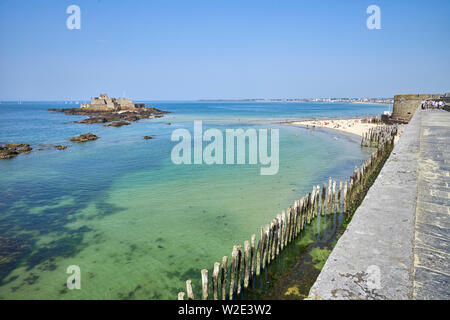 Donnant sur les remparts de Saint-Malo, Bretagne, France Banque D'Images