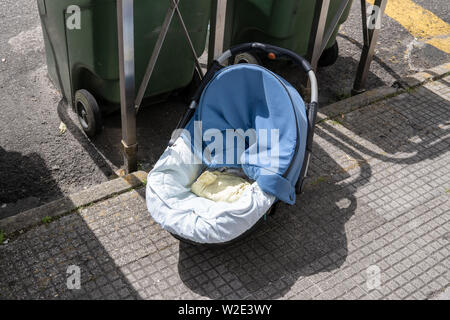 Conteneur A Dechets Sur Un Trottoir Pres D Un Pole New York City New York State Usa Amerique Du Nord Photo Stock Alamy