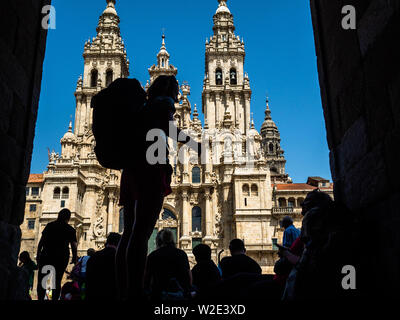 Le Portugal. 28 Juin, 2019. Un pèlerin ressemble à la cathédrale de Saint Jacques de Compostelle.Le Camino de Santiago (Chemin de Saint Jacques) est un vaste réseau de routes de pèlerinage antique s'étendant à travers l'Europe et de venir ensemble à la tombe de saint Jacques (Santiago en espagnol) à Santiago de Compostelle, dans le nord-ouest de l'Espagne. Chaque année, des milliers de personnes de diverses origines à pied le Chemin de Compostelle seuls ou en groupes organisés. Credit : Ana Fernandez/SOPA Images/ZUMA/Alamy Fil Live News Banque D'Images