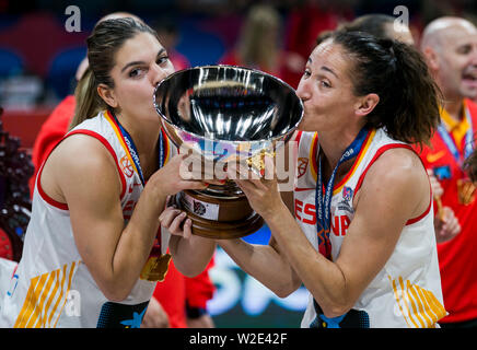 Marta Xargay d'ESP et Lala Palau de la Fiba le win ESP Women's Euro Basket 2019 et célébrer la médaille d'or et le trophée kiss Banque D'Images