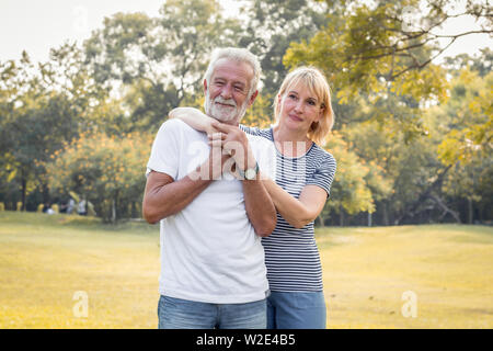 Couple dans le parc. Happy smiling senior couple dans un parc sur une maison de vacances. Couple romantique dans le parc en automne. Banque D'Images