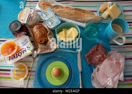 Vue de dessus de la beaucoup de choix alimentaires petit-déjeuner Petit-déjeuner table posés à l'établissement Banque D'Images