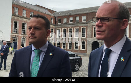 Taoiseach Leo Varadkar Tanaiste et Simon Coveney parler aux médias à la suite du forum de l'Irlande au château de Dublin. Banque D'Images