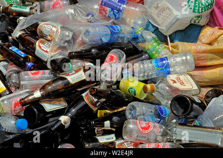 Bangkok, Thaïlande - 12 mai 2009 : un vidage de bouteilles en verre et en plastique collectés pour recyclage dans un éventaire routier Banque D'Images