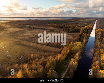 Belle vue aérienne de l'automne du roi Wilhelm's Channel, qui relie la rivière Minija et la Lagune de Courlande. La fin de l'automne d'oiseau du panorama. Banque D'Images