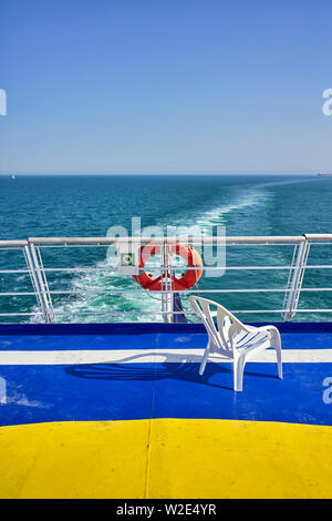 Une chaise en plastique sur la plate-forme arrière d'un cross channel ferry entrant au Royaume-Uni en provenance de Bretagne Banque D'Images