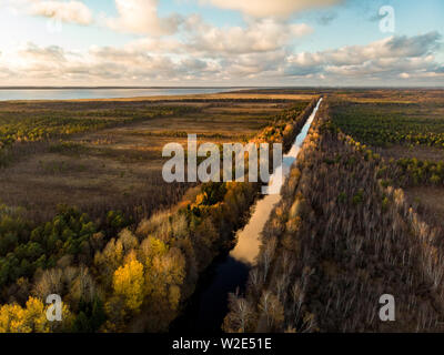 Belle vue aérienne de l'automne du roi Wilhelm's Channel, qui relie la rivière Minija et la Lagune de Courlande. La fin de l'automne d'oiseau du panorama. Banque D'Images