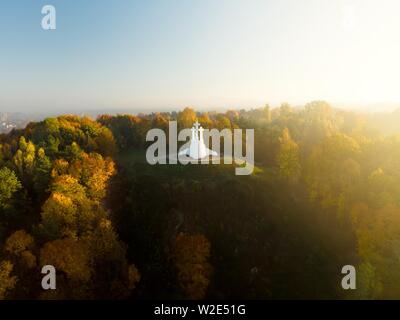 Vue aérienne du monument des trois croix surplombant la vieille ville de Vilnius sur le coucher du soleil. Paysage de Vilnius de la colline des trois croix, situé dans la région de Kalnai Banque D'Images