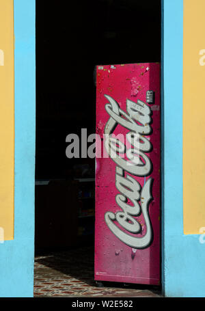 Santo Domingo, République dominicaine - le 26 février 2014 : un réfrigérateur avec peinture publicité coca-cola dans une épicerie à Santo domingo historic Banque D'Images