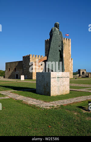 Santo Domingo, République dominicaine - 25 février 2014 : fortaleza ozama (1503)et statue de Gonzalo Fernandez de Oviedo (1478-1557) Banque D'Images