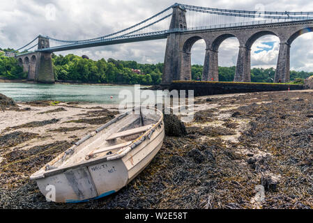 Détroit de Menai Menai Bridge Telford. Anglesey au nord du Pays de Galles. Banque D'Images