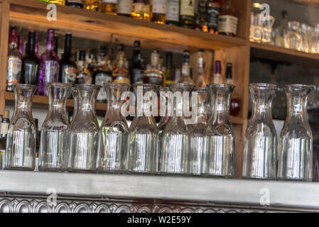 Carafes de vin vide sur un comptoir de bar. Banque D'Images