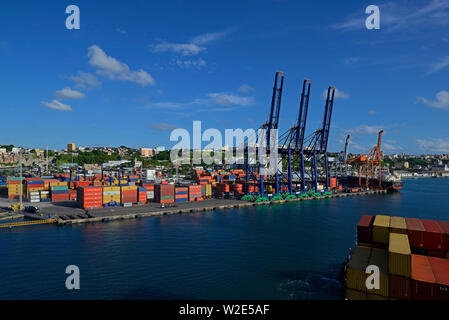Slvador Bahia, Brésil - 15 février 2014 : vue panoramique sur Salvador de Bahia tecon wilson fils container terminal à partir d'un porte-conteneurs qui arrivent Banque D'Images