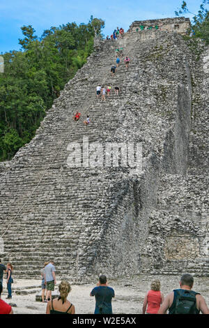 Coba, Mexique - circa 2010. Coba est une ancienne ville maya de la péninsule du Yucatán, situé dans l'état Mexicain de Quintana Roo. Nohuch mul Banque D'Images