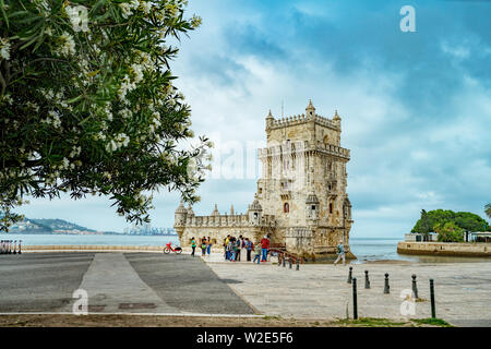 La Tour de Belém est une tour fortifiée situé à Santa Maria de Belém, dans la municipalité de Lisbonne, Portugal. C'est un site du patrimoine mondial de l'UNESCO. Banque D'Images