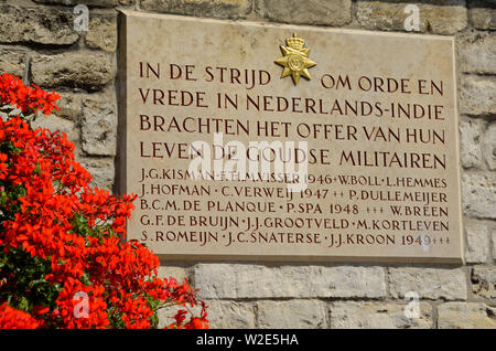 Gouda, Zuid Holland / Pays-Bas - 22 juillet 2014 : plaque commémorative à l'hôtel de ville de Gouda Gouda pour les soldats coloniaux tués en action pendant l'e Banque D'Images