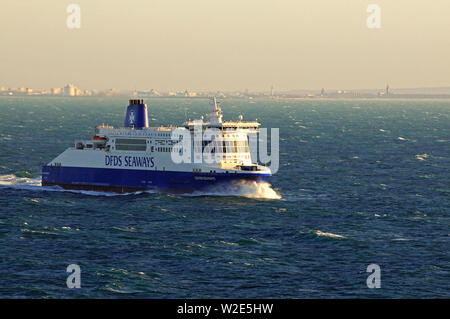 Manche, France - le 14 janvier 2015 : le ferry dover seaways (imo 9318345), en route de Dunkerque à Douvres, sur une journée d'hiver orageux Banque D'Images