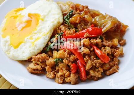 Grande frit épicé et nouilles porc haché avec feuille de basilic oeuf garniture Banque D'Images