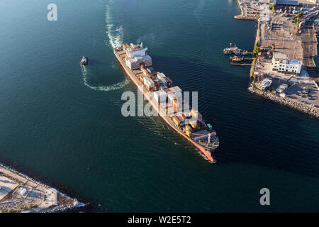 Conteneurs navire quittant le port de Long Beach et de partir à l'océan Pacifique. Banque D'Images